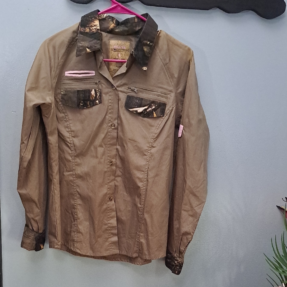 Master Sportswoman Rugged Outdoor Brown Long Sleeve Shirt Camouflage Accents